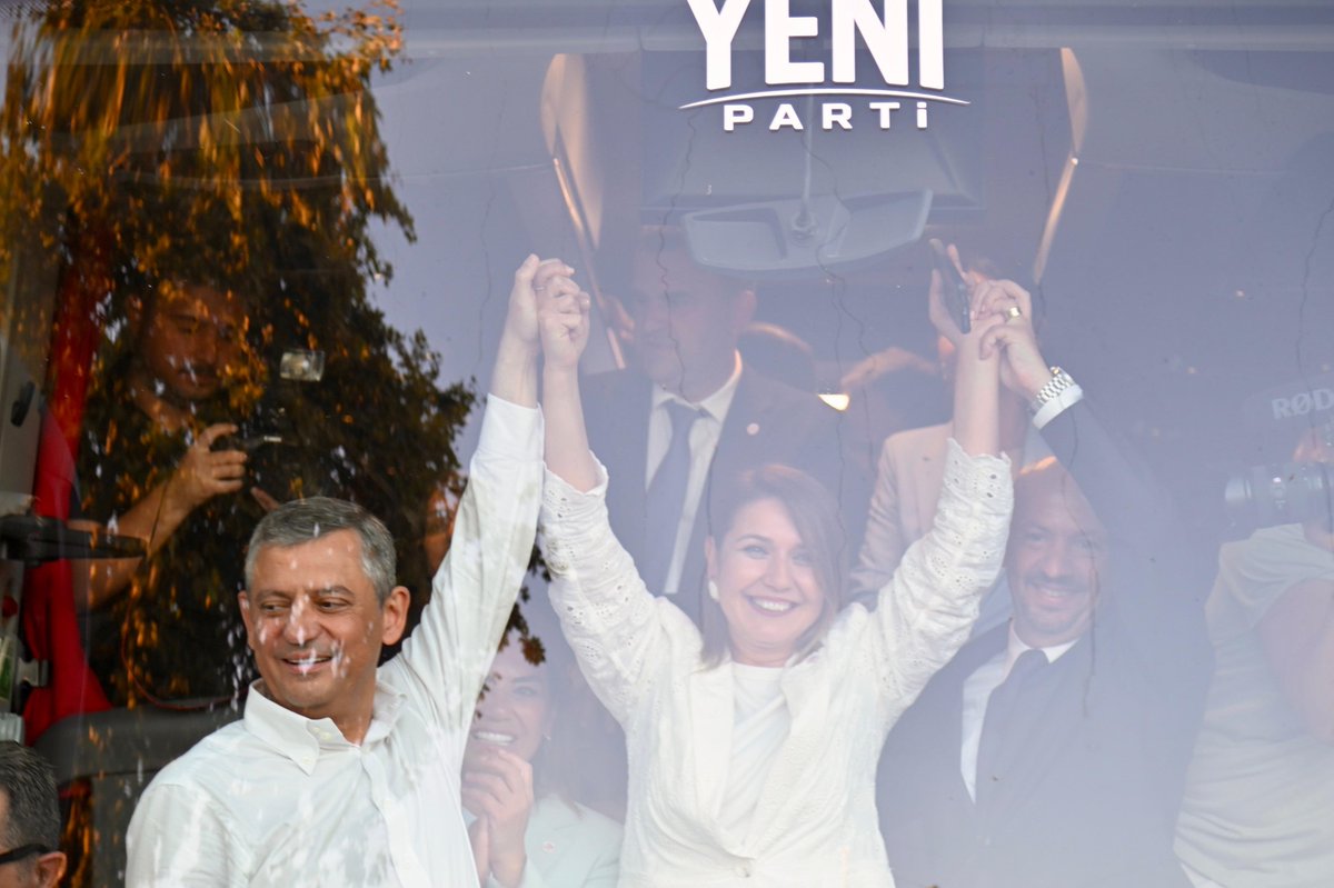 nrgzkrgcloztrk's tweet photo. Genel Başkanımız Sayın Özgür Özel’in elinden Yeni Parti rozetimizi takmanın gururunu ve mutluluğunu yaşadık.

Bu anlamlı rozet, yalnızca bir parti kimliğini değil; inancımızı, mücadelemizi ve geleceğe dair umudumuzu da simgeliyor. https://t.co/jMe5WYtq3v