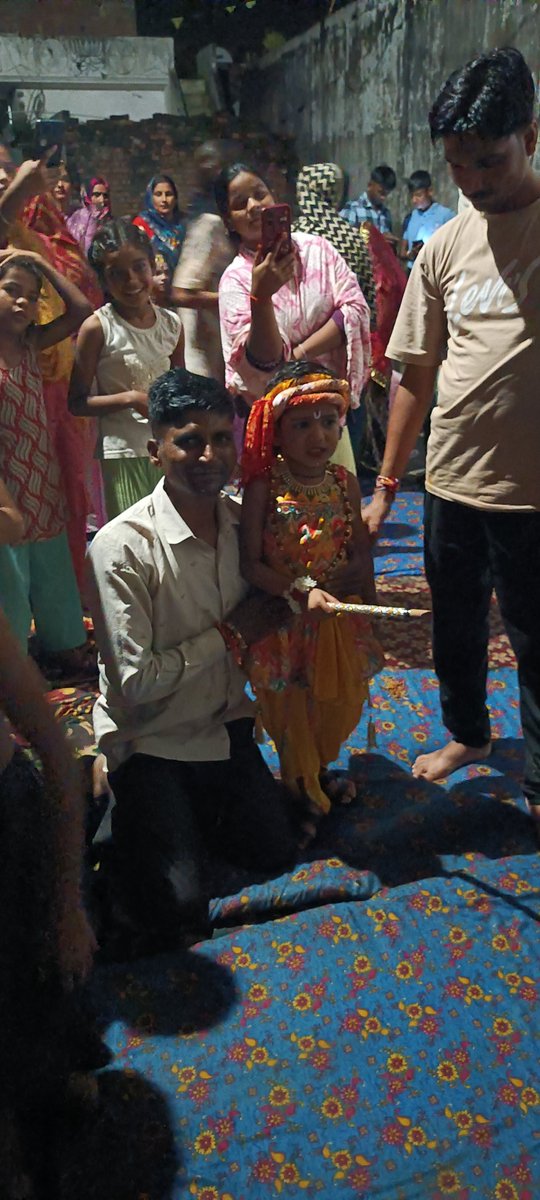 kis39632113's tweet photo. समस्त देशवासियों को श्री कृष्णा जी के जन्मदिन की बहुत-बहुत हार्दिक शुभकामनाएं बिलई खेड़ा कस्बा जहानाबाद पीलीभीत में धूमधाम से  श्री कृष्ण जन्म जन्माष्टमी मनाई गई जय श्री कृष्णा राधे राधे https://t.co/RKUvqM9QCO