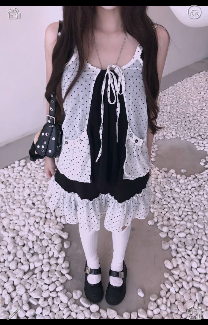 pigela_'s tweet photo. When it comes to brewing chamomile tea, the blossoms tend to be quite sizable. I go for the iced milk tea topped with vanilla ice cream—it combines black tea, fresh milk, and that creamy scoop on top. The barista assembles it by pouring the milk tea over the ice cream, resultin https://t.co/5mfUbaNB8G