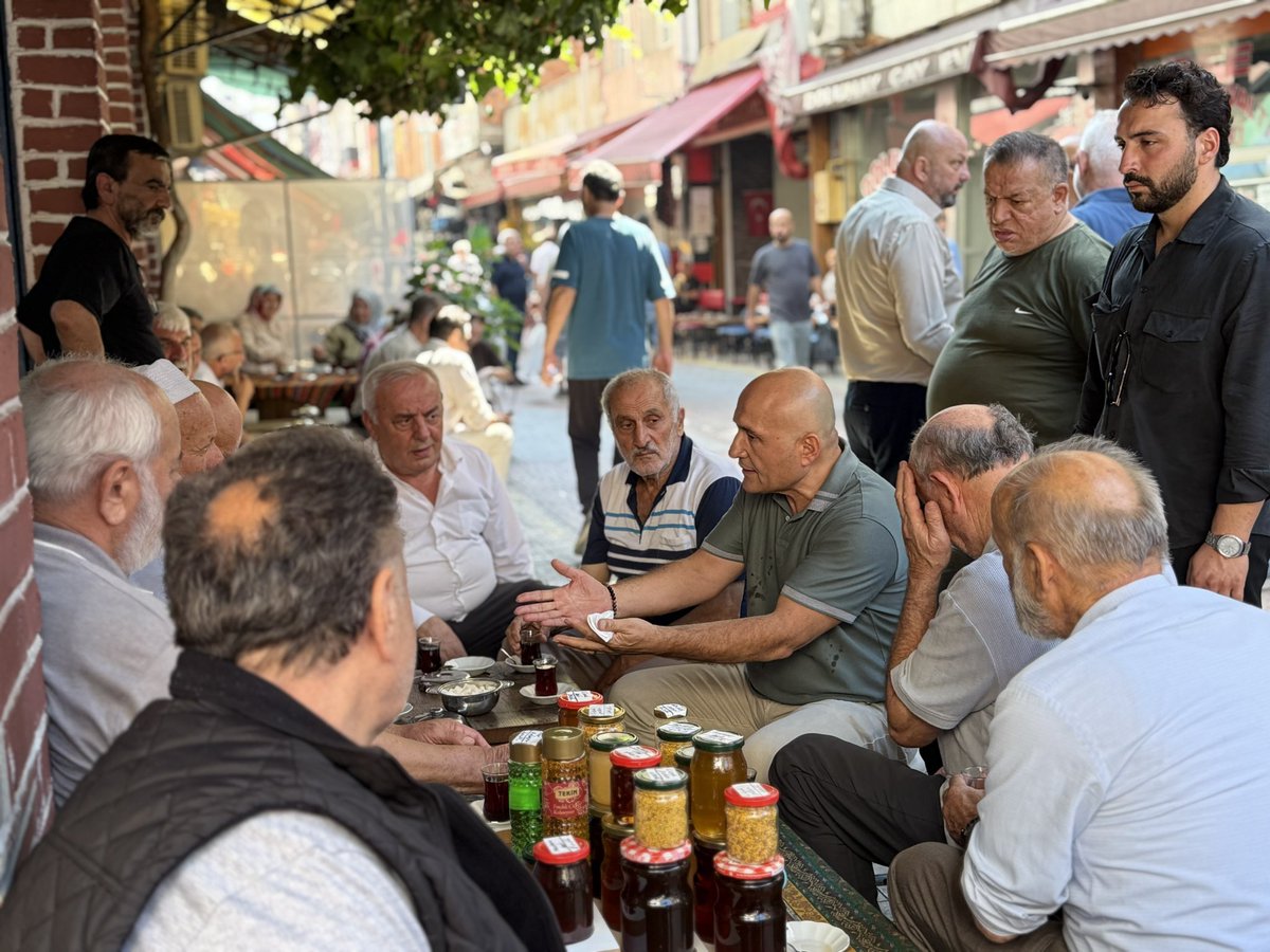 55erhanusta's tweet photo. İlkadım’da esnafımızla ve hemşehrilerimizle bir araya geldik.

Sokakta, çarşıda, pazarda milletimizin ne konuştuğu çok açık:

Geçim derdi, hayat pahalılığı, enflasyon karşısında eriyen emekli maaşları ve milletimizin içine sinmeyen bu ihanet süreci…

İl başkanımız Hasan Aksoy, İlkadım ilçe başkanımız Serkan Albayrak ve il/ilçe yöneticilerimiz de bizlere eşlik etti.