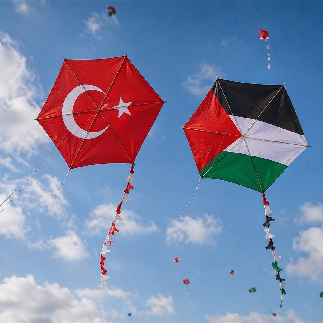 keskinrasit's tweet photo. İsrail’in Gazze’de çocukların uçurtma uçurmasını yasaklamasının ardından, Millî Eğitim Bakanımız Yusuf Tekin’in talimatıyla 81 ilde ilk hafta okullarda uçurtma uçurulacakmış.
Bu fikri çok sevdim.
Hazır uçurtma olmaz, herkes kendi uçurmasını yapacak. :) https://t.co/25EnhgnSAZ