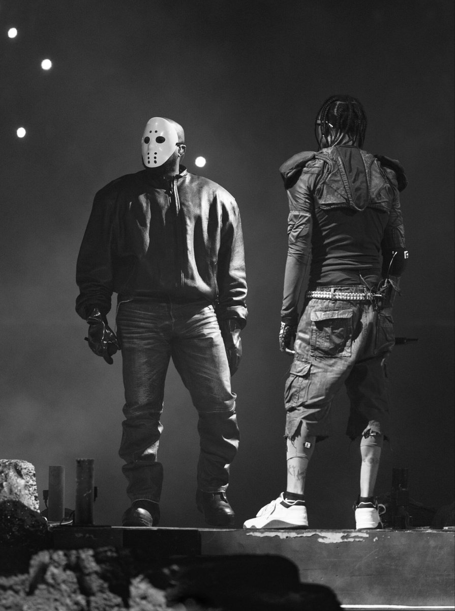 yzyupdates's tweet photo. 🚨Travis Scott’s plane appears to be touching down in Chicago. 👀✈️

Ye is set to perform his second show in the city tonight. 🔥 https://t.co/13Glu1E4Sz