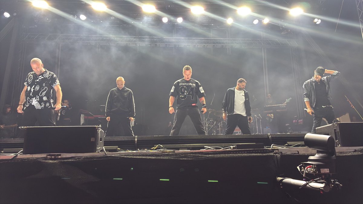 susannewtonx's tweet photo. Five are now on stage performing their hit Everybody Get Up #BlackpoolIlluminations @LiveLancs https://t.co/OnpVZbTuxH