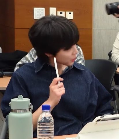angelswans_'s tweet photo. Im crying seorina having a plain pen and siwan’s one being bunny shaped https://t.co/jK1pwrJrY2