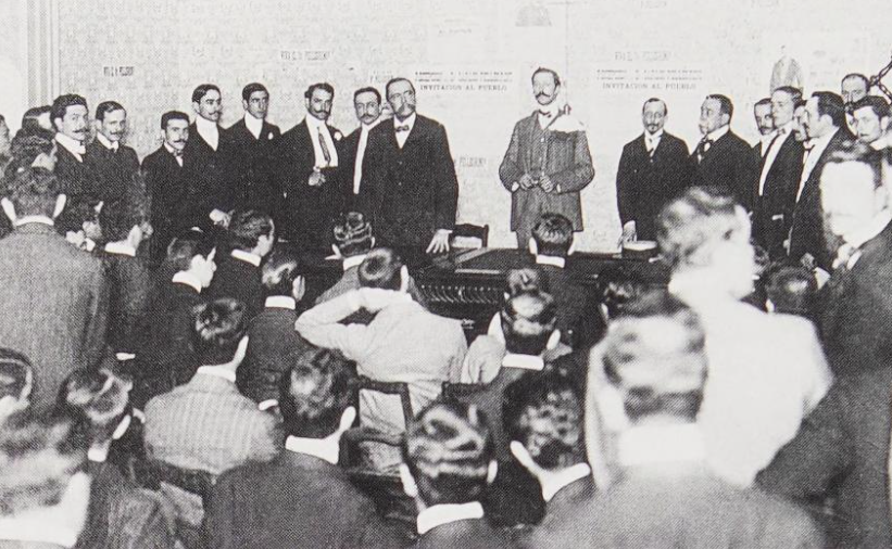 OldArg1810's tweet photo. Fotografía que retrata al doctor Carlos Pellegrini acompañado por su sobrino Carlos Meyer Pellegrini, un joven Carlos Saavedra Lamas y otros dirigentes, durante un discurso pronunciado ante la juventud del Partido Autonomista de Balvanera Sur en septiembre de 1905, pocos meses antes del inicio de la campaña electoral para las elecciones legislativas de marzo de 1906. 

En aquel discurso, Pellegrini dijo: "Si las nuevas generaciones que ingresan a la vida pública en estos comienzos del siglo XX, llegan con abnegación y constancia a regenerar nuestro pueblo, saneando y corrigiendo sus hábitos políticos, reconquistando la libertad y la soberanía de que está despojado, entonces, yo os digo, anticipándome a la voz de la historia, que esta generación habrá hecho por su patria hazaña tan grande y fecunda, como la que realizó la gloriosa generación que surgió a la acción a comienzos del siglo pasado."