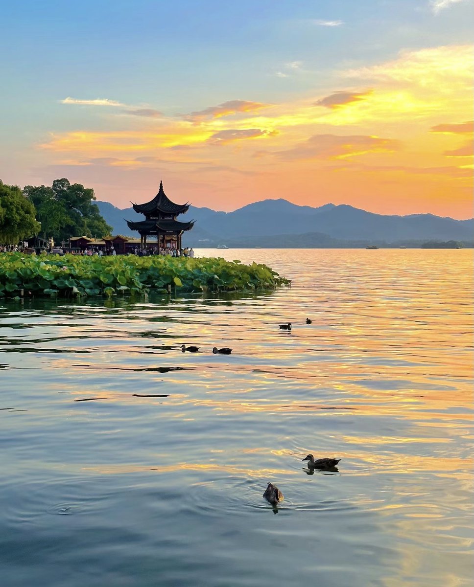 Davyleboucher1's tweet photo. Join our Photography Club’s sunset shoot at West Lake this Saturday! Capture golden hour moments, connect with fellow shutterbugs u0026 get a chance to have your work featured on our official page. See you at 5 PM! https://t.co/sLcBHbVVOJ