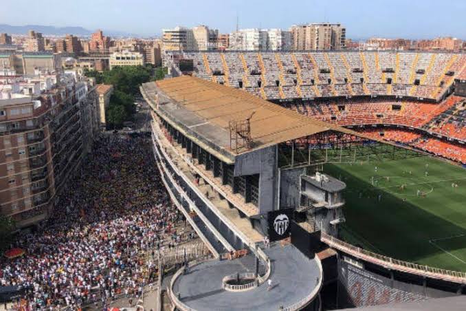 90minuts's tweet photo. La pregunta del @90minuts de hui divendres:

- Què et sembla la protesta de no entrar a Mestalla fins els primers 19 minuts el diumenge contra el Barcelona?

-🐦 X: @90minuts
-📷 Instagram: norantaminutsradio  
-📲 Whatsapp: 619 42 18 01 https://t.co/j69rFkcSZA