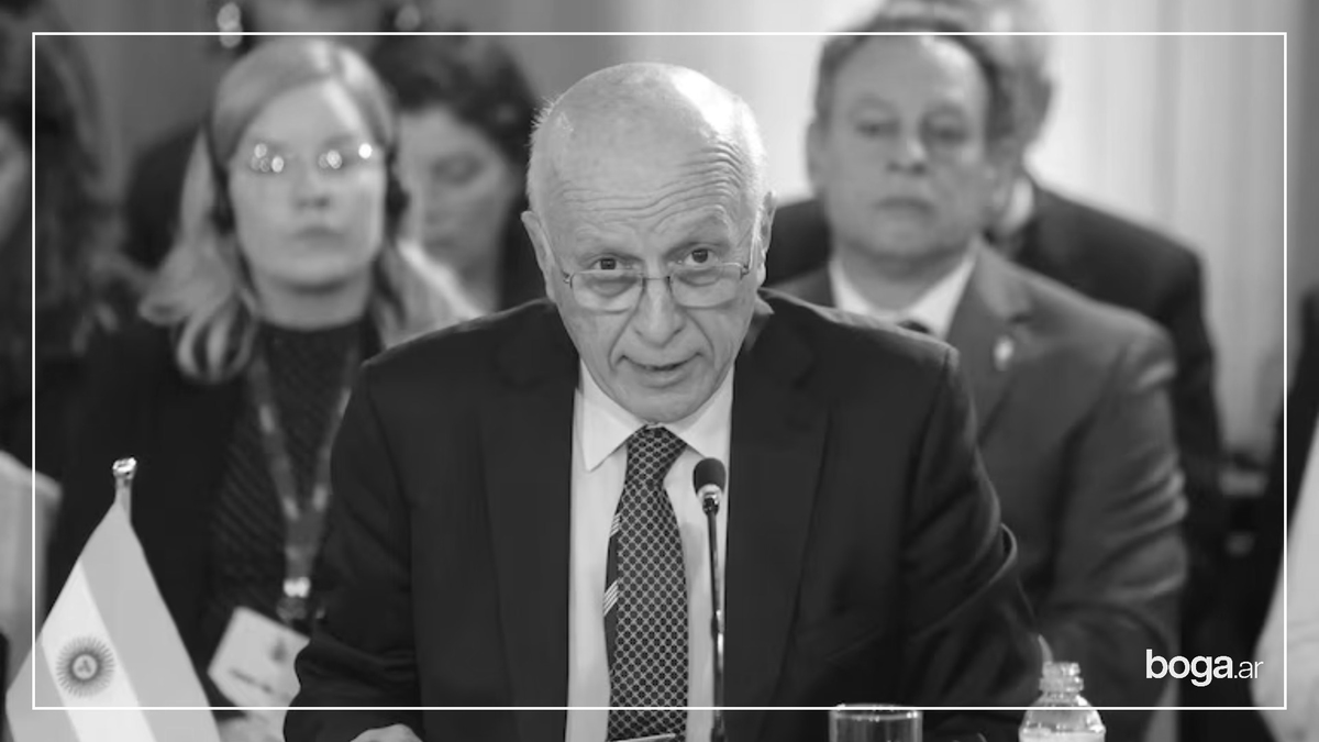 boga_ar_'s tweet photo. ● JUSTICIA ● El procurador Eduardo Casal aprobó un reglamento obligatorio para el uso de IA en el Ministerio Público Fiscal: prohíbe cargar datos de causas en ChatGPT y otras apps abiertas, y que las decisiones se basen únicamente en esos sistemas. https://t.co/Iz9YNCyzIQ