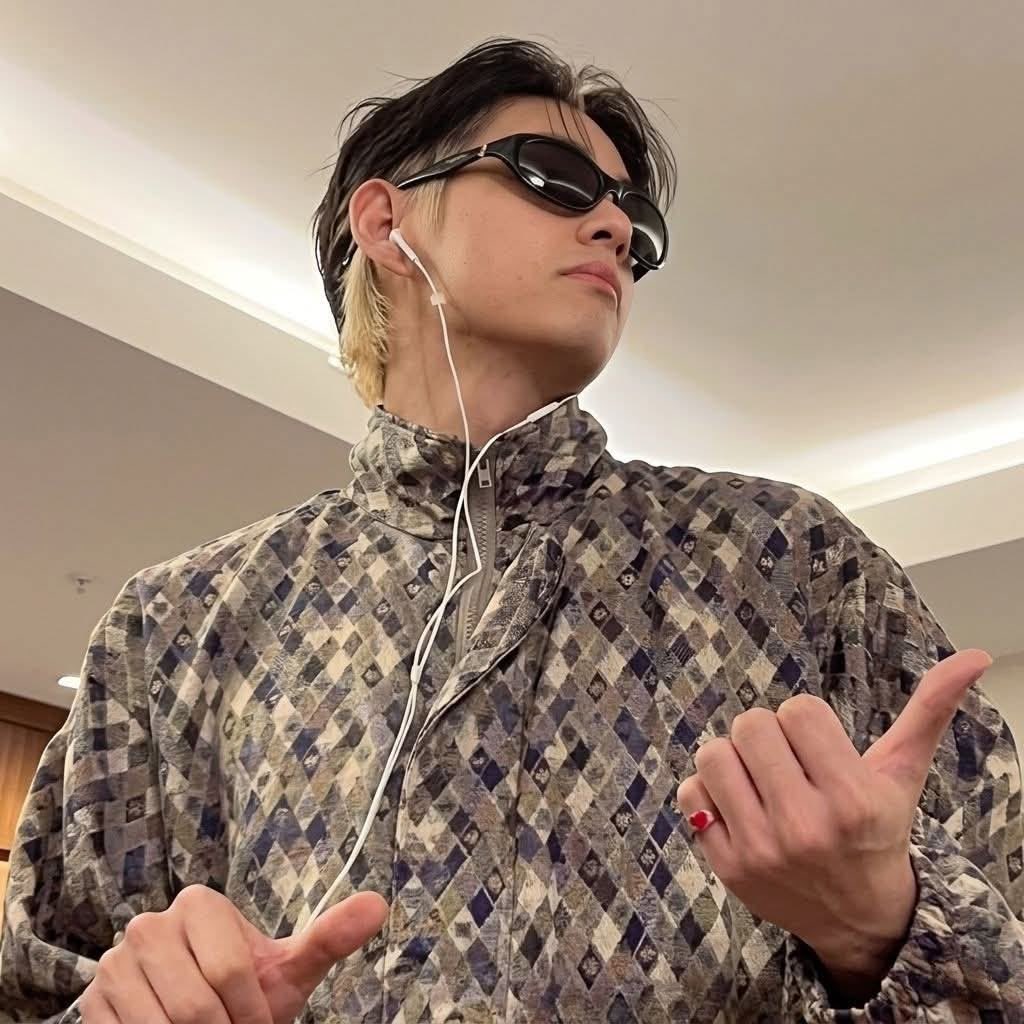 ghstfde's tweet photo. heeeyyy krp ˙𐃷˙ new and trying to make friends 💔 im not a loser 💯 i swear!!!!! 😩 plz hit up my line 🙏🙏 spot the difference btw #krp #krp22 #kpoprp https://t.co/g2DZlHKbuf
