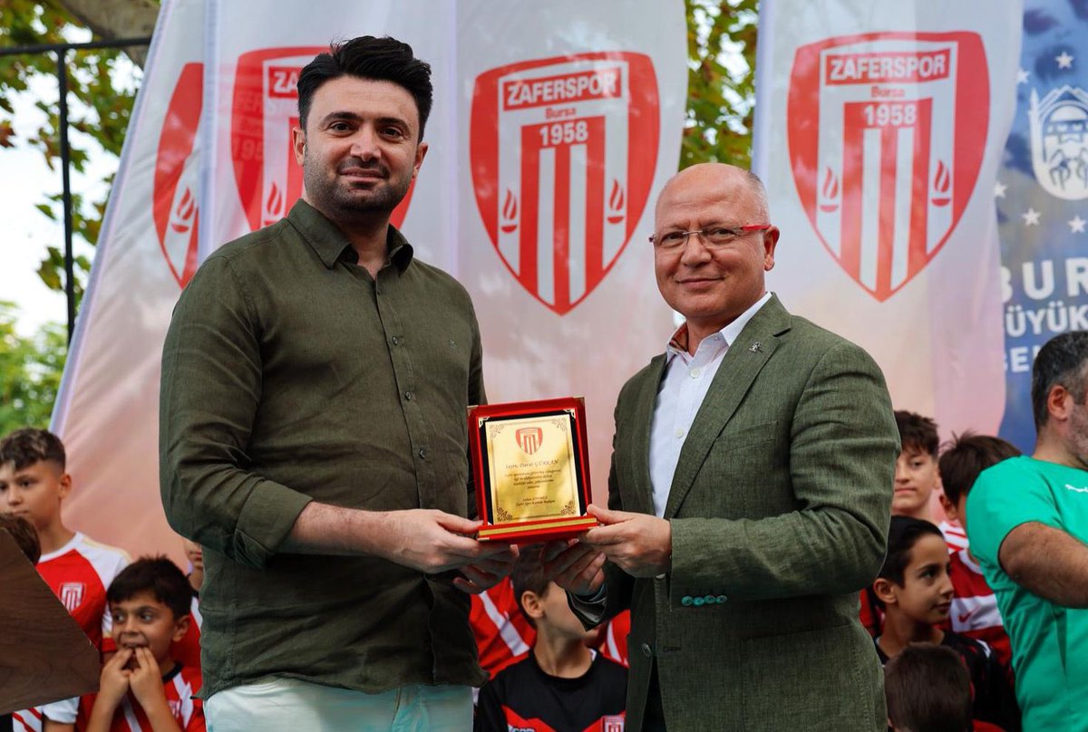 davutgurkan's tweet photo. Zaferspor Futbol Akademisi Yaz Dönemi Sertifika Töreni’nde; yaz boyunca emek veren, öğrenen ve sahada ter döken evlatlarımızın heyecanına ortak olduk.

Sertifikalarını alan tüm evlatlarımızı tebrik ediyor, onları yetiştiren kıymetli hocalarımıza ve çocuklarının her adımında yanlarında olan kıymetli ailelerimize gönülden teşekkür ediyorum.

Yolunuz açık, bahtınız güzel, yarınlarınız hep zaferlerle dolu olsun çocuklar. ❤️