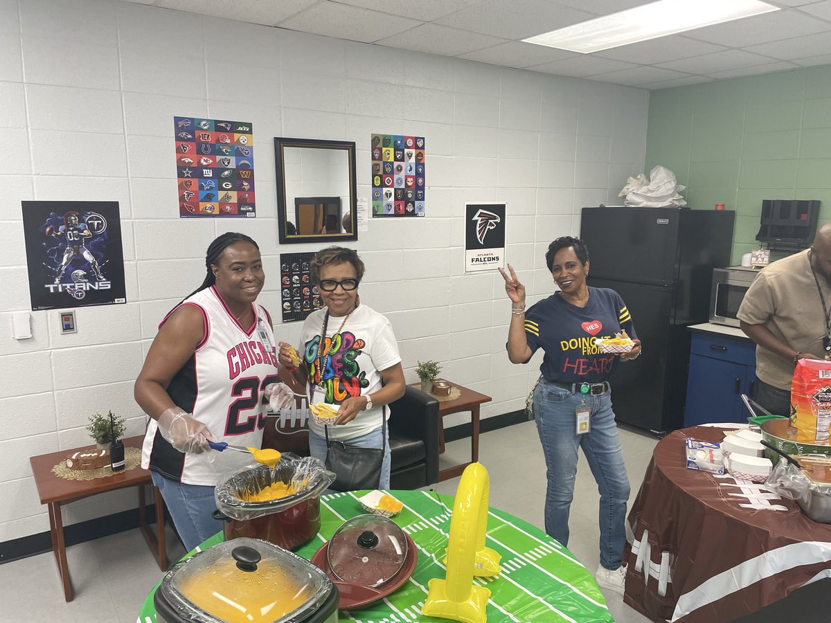 Principal_Rag's tweet photo. It was Nacho Average Friday @TheHeritageES as we celebrated the upcoming start of NFL football! Positive Culture goes a long way 🐆🐆#OneBandOneSound @Coleman_HES_AP https://t.co/zlXwb8Yuqs