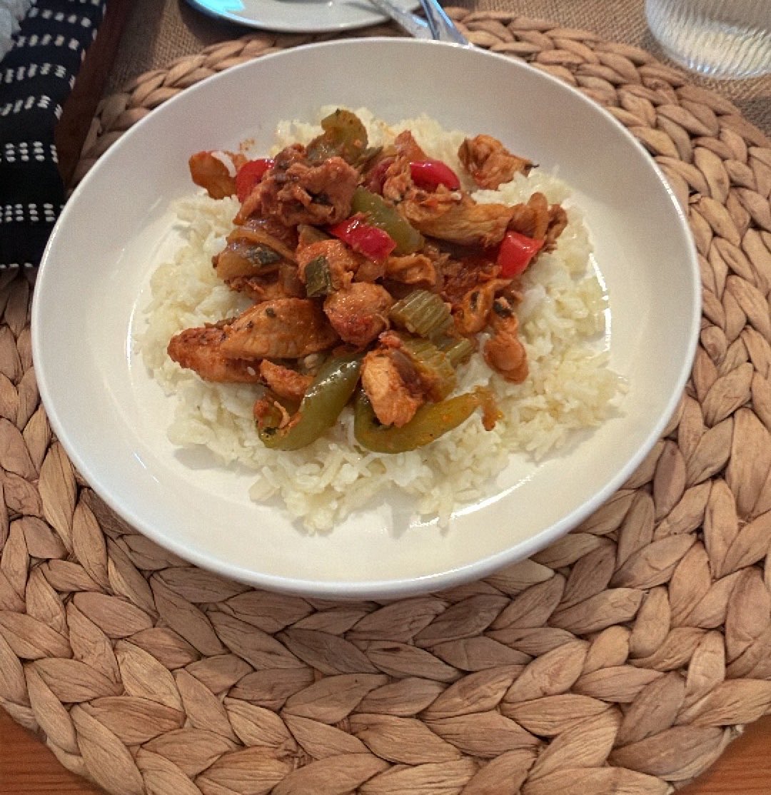 avocadohoee's tweet photo. Cal estimates? It’s sweet chilli chicken with green and red peppers and celery. Never had cooked celery before 🤔 https://t.co/OZYpjMNvhE