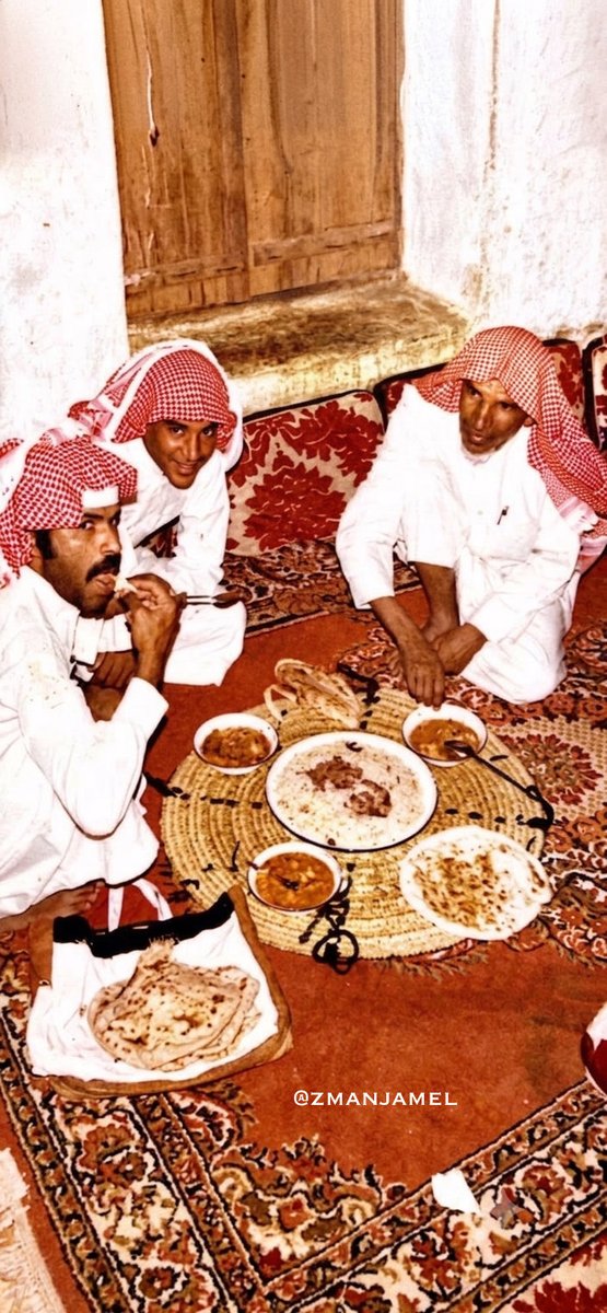 zmanjamel's tweet photo. صورة ذات تفاصيل جميلة في زمن التسعينات الهجرية.
اذكروا بعض التفاصيل التي لاحظتوها في الصورة.
#صور_قديمة_لزمن_جميل https://t.co/p6Oobp2WM5