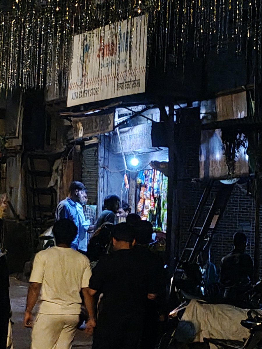 hindi12271's tweet photo. Daily night me dukaan chalu rehti hai 12:55 AM jogeshwari east janshakti chawki ke samne alfa general store yeh dukaan me ghutka cigrate risla paper anya nashe ke saman milta raat bhar #tukarammunde #devindrafernandce  #cp #mumbaipolice #meghwadipolice https://t.co/LraVcjjlYm