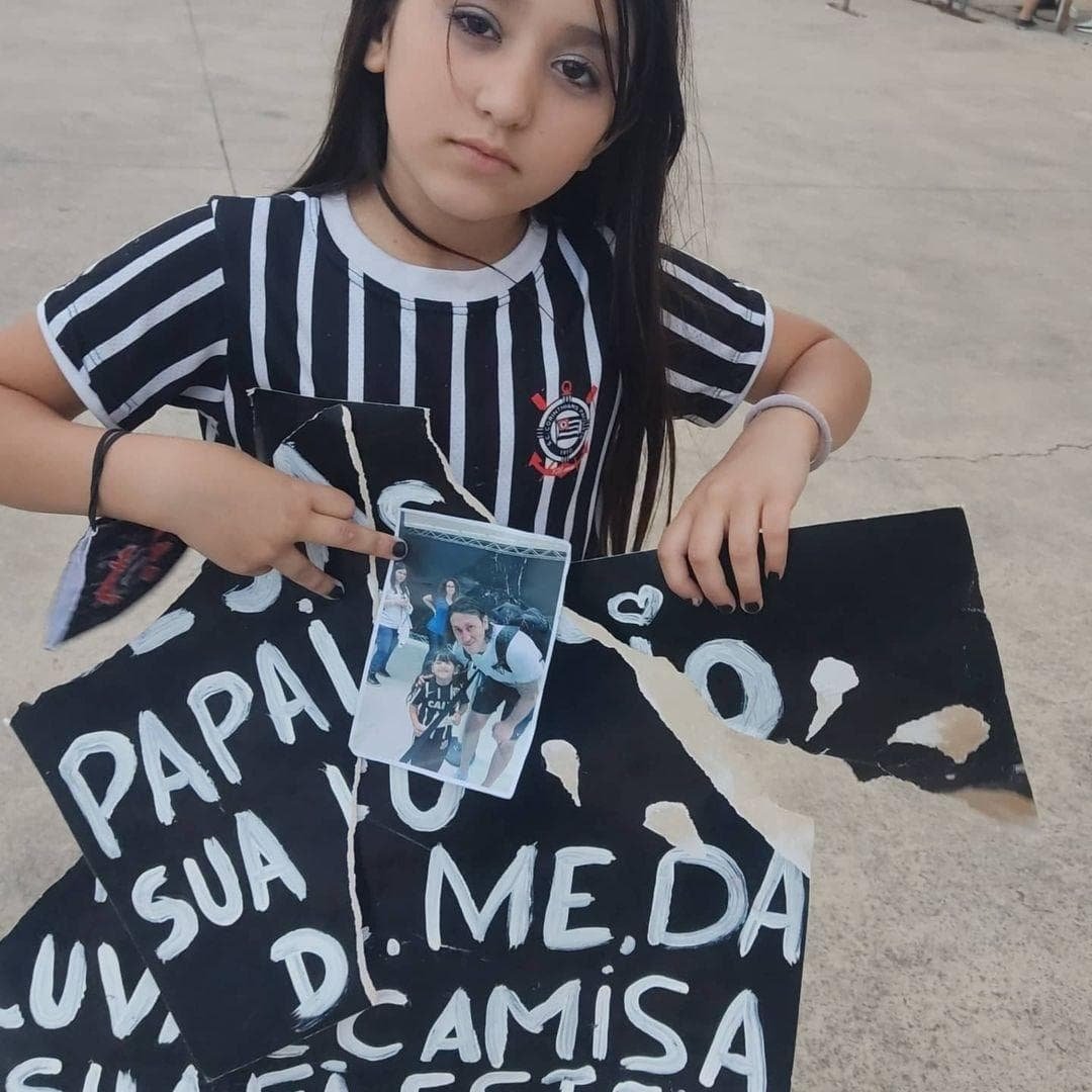 MiltonBs28's tweet photo. Oi, @Corinthians, o menino que foi impedido de entrar com um cartaz em um simples treino aberto e a menina que teve seu cartaz rasgado pela PM, tiveram a oportunidade de visitar o CT do clube ou vocês só chamaram esse moleque torcedor de rival para fazer média com a mídia? https://t.co/PHDzNTT5TQ