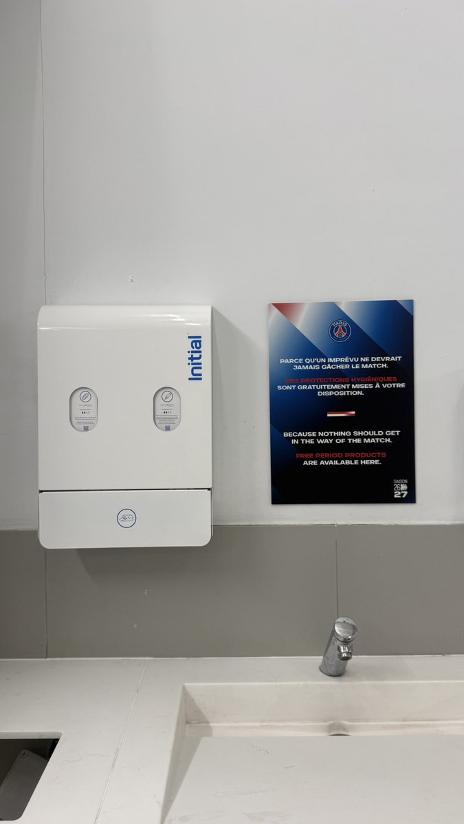 ActuFoot_'s tweet photo. LA CLASSE. 👏

Le PSG a mis des protections hygiéniques (tampons et serviettes) gratuitement à disposition dans les toilettes des femmes pour celles qui en auraient besoin. 👩👏

📸 @AnoushMo https://t.co/jPiZU37Hoc