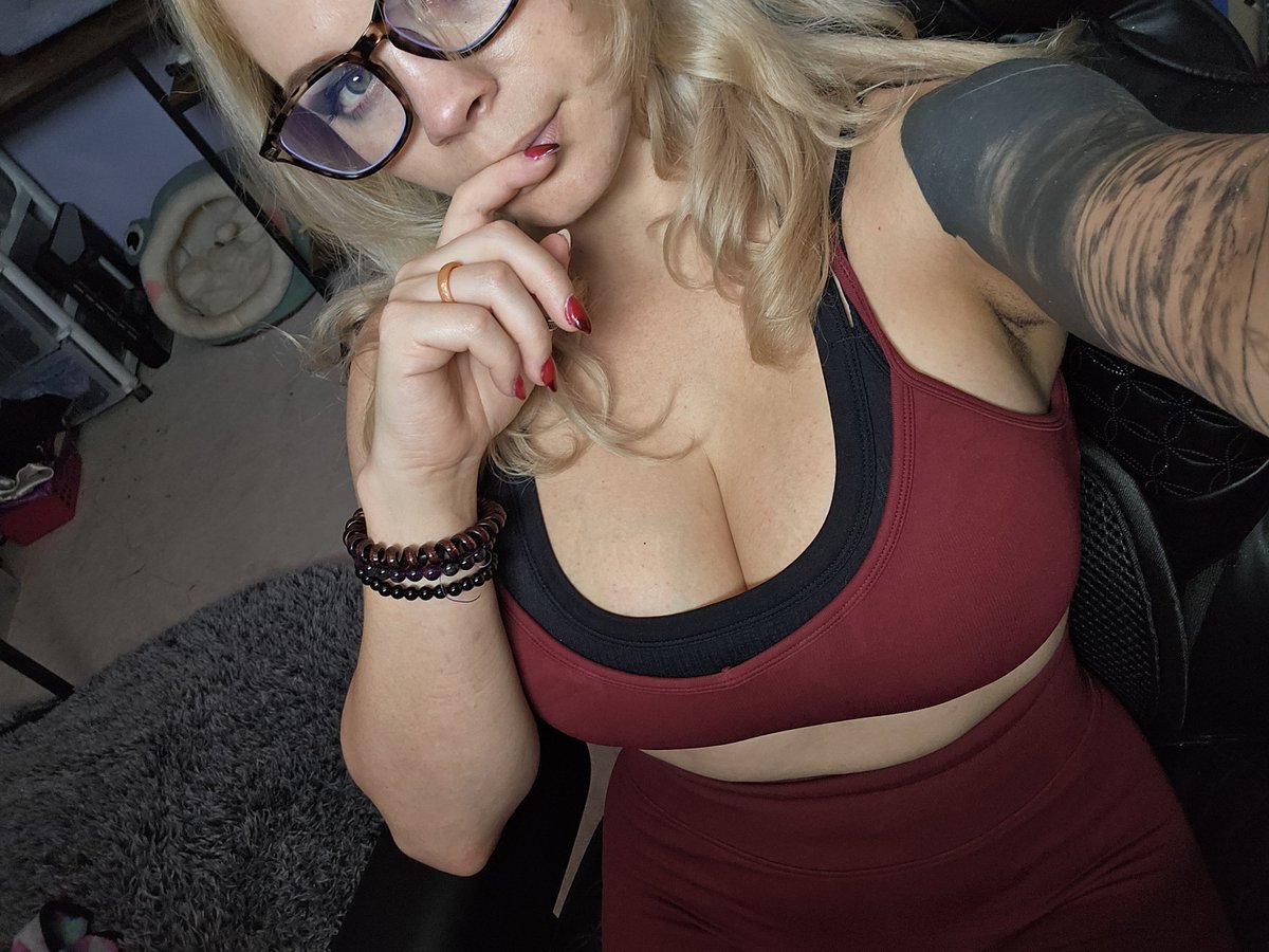 Captain_bby's tweet photo. Its been a long week , I cant wait to relax, let me lay in your lap?;) https://t.co/5fXrkeoqtg
