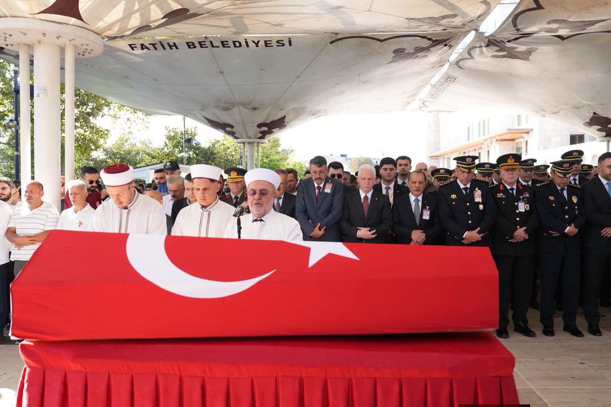 TerorleMucadle's tweet photo. 1- Şube Başkanımız Sayın Hamit Arslan ve Kadın Kolları Başkan Yardımcımız Sayın Zekiye Şeker, şehit Polis Memurumuz Melih Kaygusuz için İstanbul Emniyet Müdürlüğü Vatan Yerleşkesi'nde düzenlenen uğurlama merasimine katılım sağladılar. https://t.co/2PuVJWHnJI