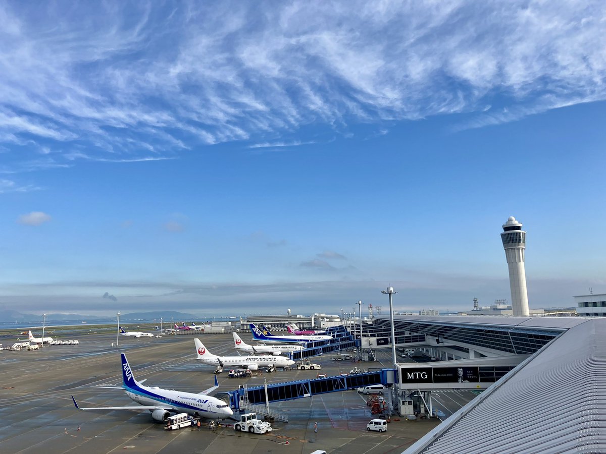 Centrairairport's tweet photo. おはようございます。セントレアスカイデッキなう。今日のセントレアの天気は曇り時々晴れ。最高気温は29℃の予報です。夜中の雨は上がったようです。青空が見えますね。今日も一日よろしくお願いします。#イマソラ https://t.co/l7mdXlqe0V