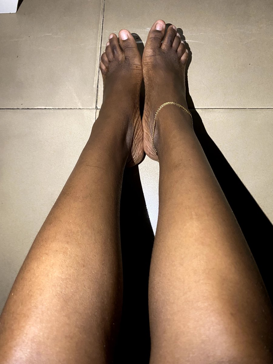 MissCsWorld's tweet photo. It’s been a long day… my soles are exhausted. Someone should take care of that 🦶🏾
#subs #paypigs #findom https://t.co/5pJYDPtUhE