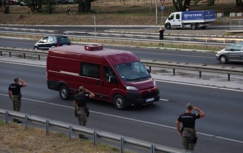 sothys123's tweet photo. @MartaKosEU @MartaKosEU  And this was the scene on the road from Belgrade airport: Serbian police and Gendarmerie officers saluting the vehicle carrying Mladić’s coffin. A government aircraft Serbian Army soldiers carrying the coffin and uniformed state security personnel saluting the convoy https://t.co/6nHopQ8X9J