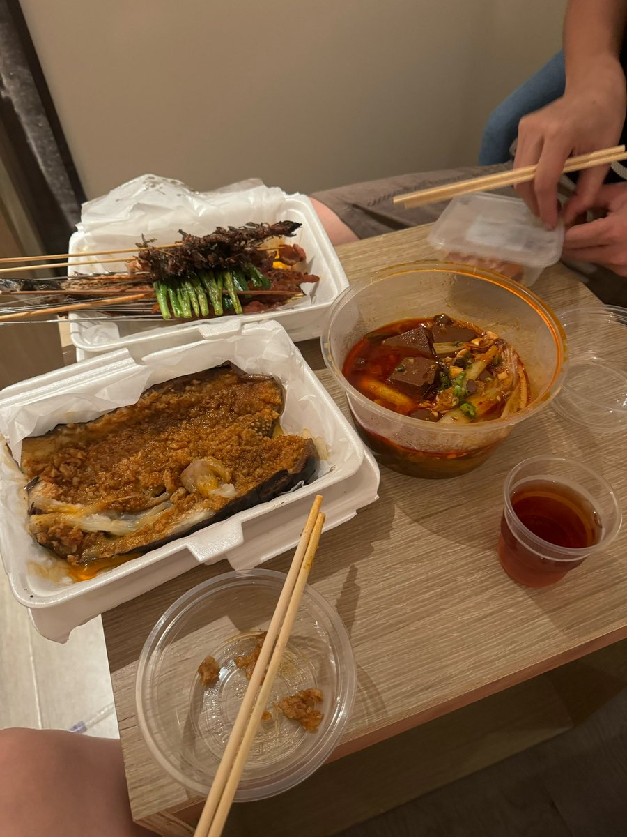 renqiderichang's tweet photo. 9月5号凌晨2点9分，娇妻跟她男朋友做完从酒店出来自己打车回家，她菜鸡男友才做了一次，本来戴套最后也是拔掉无套抽插，听了录音，她男朋友说戴套射不出来，娇妻说那就拔掉吧，图三酒店房间感觉有点小，他们是打包吃的去酒店喝酒，然后开始做爱，具体细节有空就更新，预告一下过两天我们要去同个房间做 https://t.co/8WrA6QFm1l