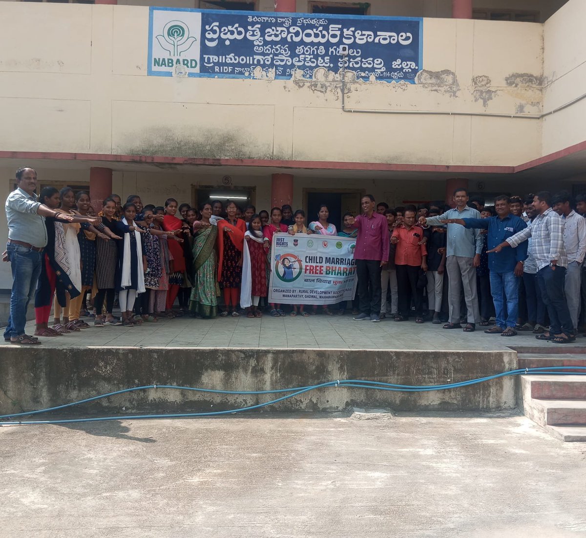 KDivya340790's tweet photo. #ChildMarriageFreeWorld
#ChildMarriageFreeIndia
#JustRightsForChildren
Students of govt junior college, Gopalpet, Wanaparthy District takea pledge for child marriage free Bharat! 
Under 100days compain organized by RDS Wanaparthy NGO.Let's end child marriage &amp;  education to all https://t.co/IP0fxHXbmG