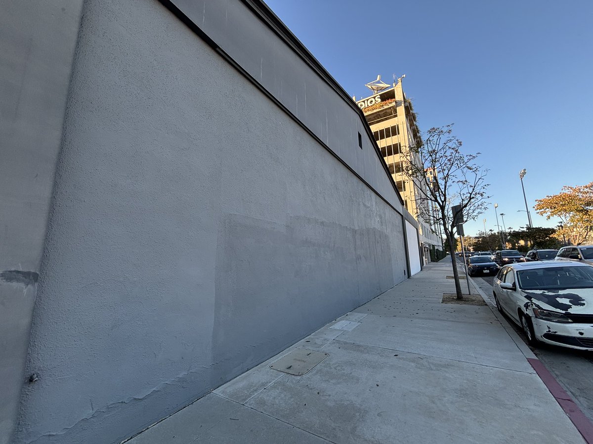 lukasdrawsart's tweet photo. to those curious, the original “home” of the Looney Tunes from 1933 to 55-ish still stands today on the Van Ness side of the Sunset Bronson lot, now used as the KTLA news studio. It is featured heavily in You Ought To Be In Pictures, so it’s fun to compare it in that to now. https://t.co/L6pHj5xhkd