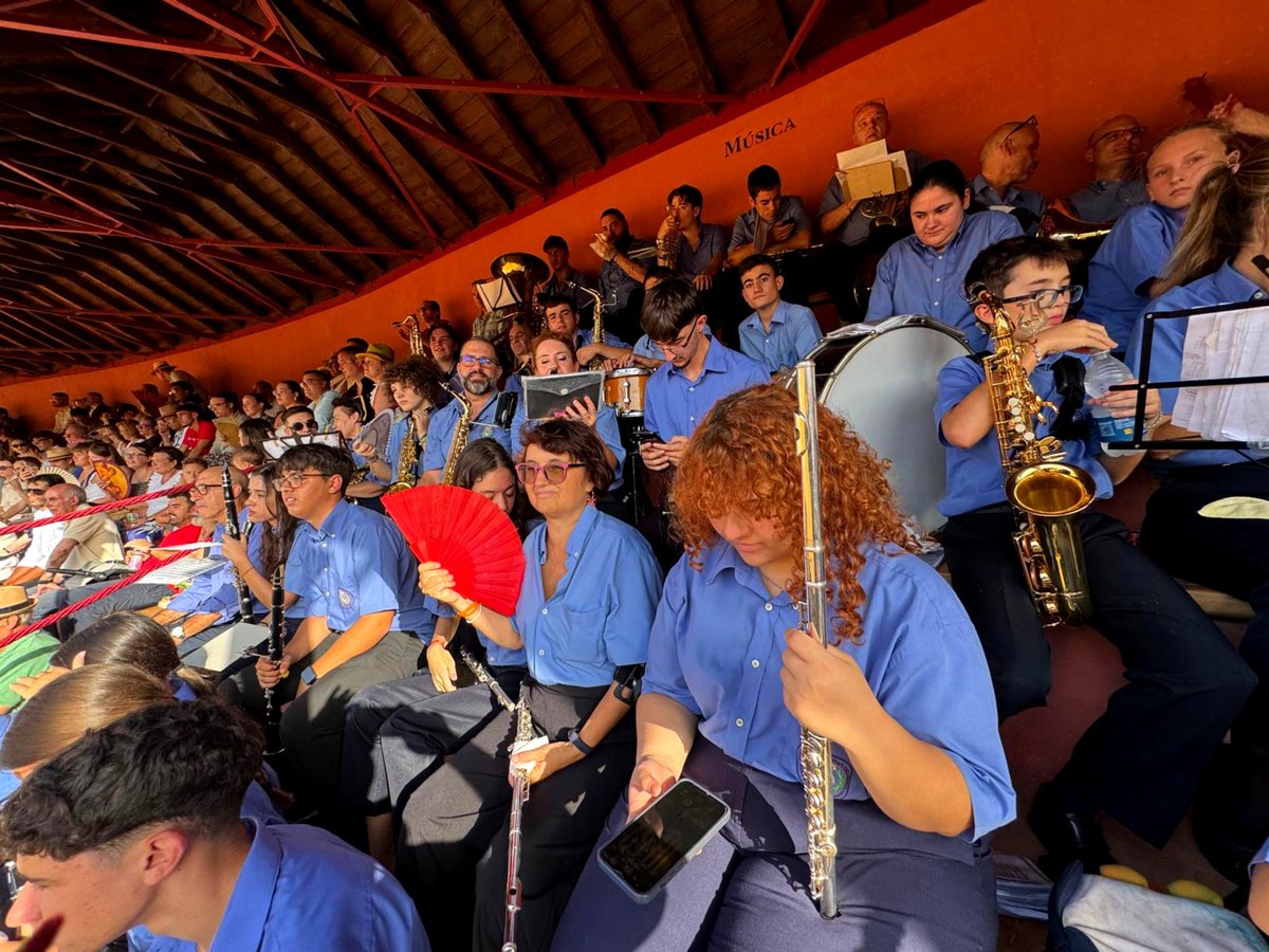 BanMiraflores's tweet photo. Imágenes para la historia...nuestra formación tocando en la Real Maestranza de Caballería de Ronda en el marco de la Feria y Fiestas de Pedro Romero.
@AytoRonda 
@diputacionMLG 
#SuenaMiraflores
#50AniversarioMiraflores https://t.co/GEJmTlwDMe