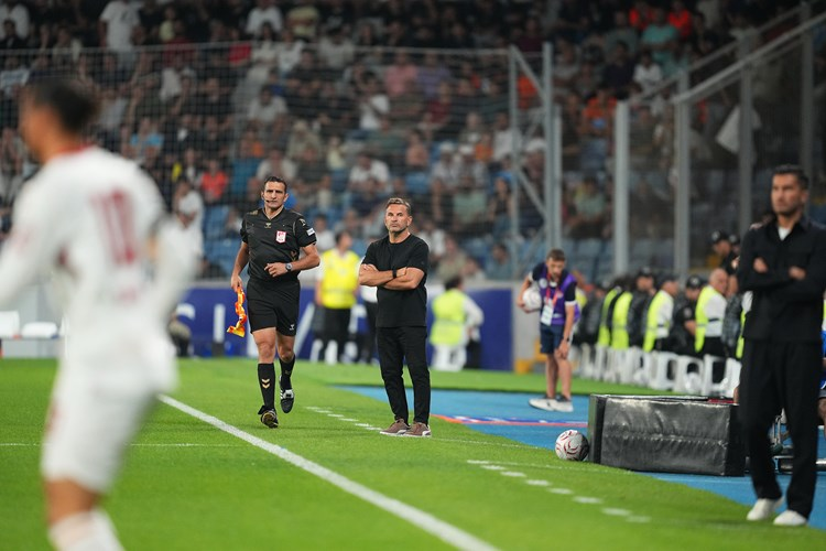 FutbooCom's tweet photo. 🗣️ Okan Buruk: "Hakem performansını nasıl buldunuz? Bütün Türkiye'ye bunu sormak lazım. İki takıma da bunu sormak lazım. Herkesin mutsuz olduğu bir hakem performansı olabilir mi? Penaltı, kırmızı kart değil... Kolay fauller. Bu hakem performansını da konuşmak gerekiyor." https://t.co/s4on9WpNqk