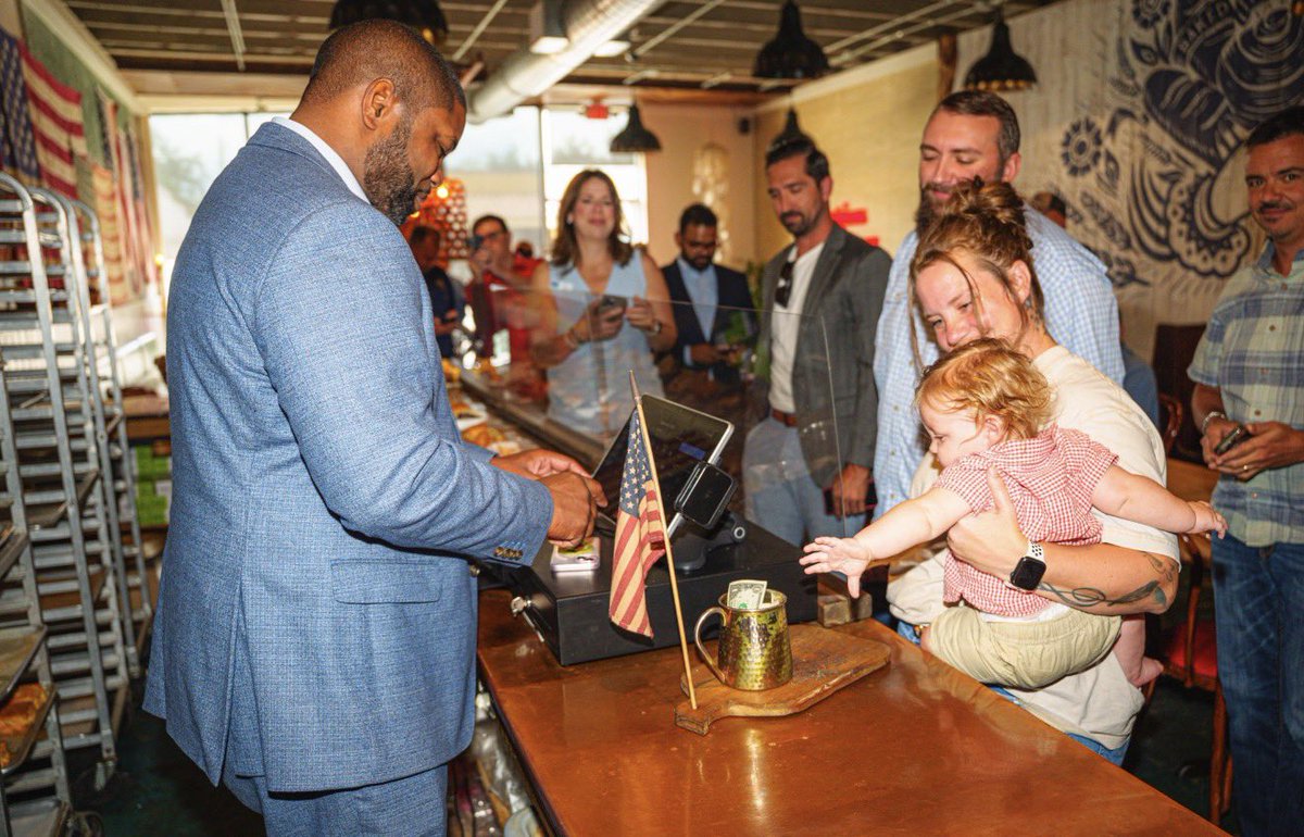 ByronDonalds's tweet photo. Small businesses are the bread and butter of Florida’s economy.

Stopped by Born &amp; Bread Bakehouse in Lakeland to talk small business, supporting employees, and No Tax on Tips.

Hardworking Floridians deserve to keep more of what they earn. https://t.co/xScGLhRJsL