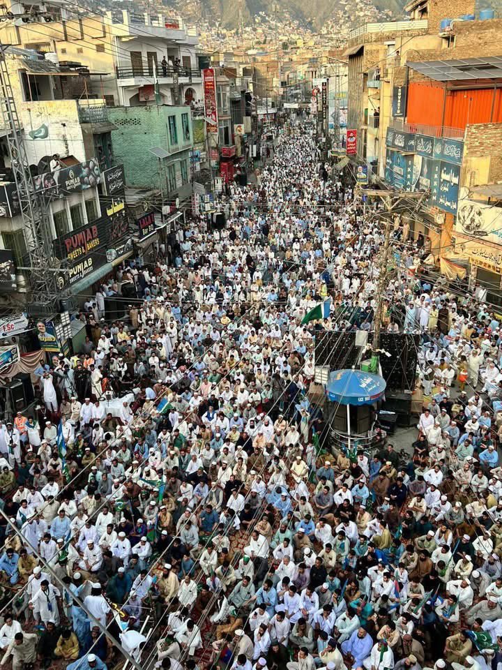 NaeemRehmanEngr's tweet photo. 3 ستمبر کو پورے ملک میں پٹرولیم لیوی کے خلاف شٹر ڈاون ہڑتال تھی۔ 4 ستمبر کو مالاکنڈ ڈویژن میں انسانوں کا سمندر حکومت سے بھتہ لیوی ختم کرنے کا مطالبہ کررہا ہے۔ یہ سوات کے مناظر ہیں۔ یہی منظر ہم کراچی، لاہور ، پشاور  کوئٹہ اور حیدر آباد میں دیکھ چکے ہیں۔ حکومت عوام کے تیور دیکھ لے اور ظالمانہ لیوی کا خاتمہ کرے۔