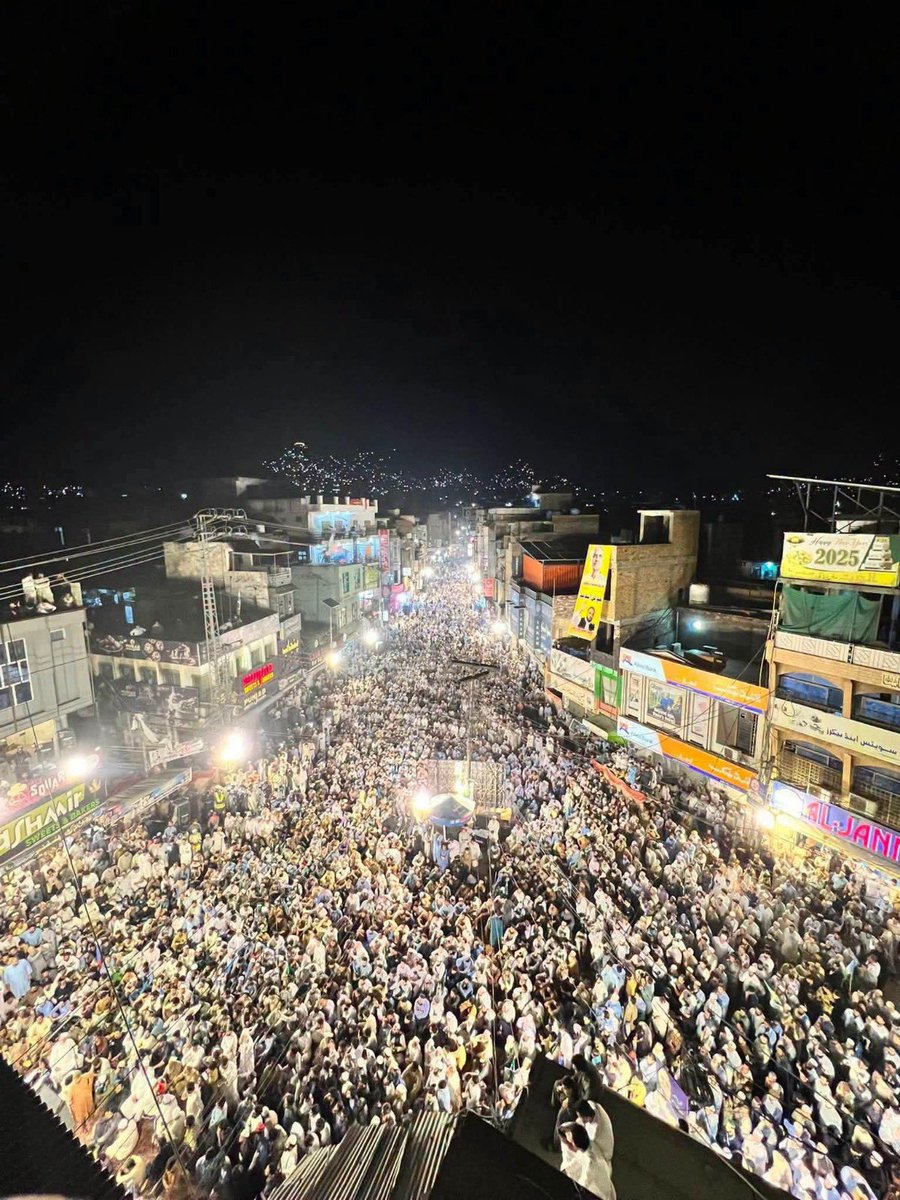 NaeemRehmanEngr's tweet photo. 3 ستمبر کو پورے ملک میں پٹرولیم لیوی کے خلاف شٹر ڈاون ہڑتال تھی۔ 4 ستمبر کو مالاکنڈ ڈویژن میں انسانوں کا سمندر حکومت سے بھتہ لیوی ختم کرنے کا مطالبہ کررہا ہے۔ یہ سوات کے مناظر ہیں۔ یہی منظر ہم کراچی، لاہور ، پشاور  کوئٹہ اور حیدر آباد میں دیکھ چکے ہیں۔ حکومت عوام کے تیور دیکھ لے اور ظالمانہ لیوی کا خاتمہ کرے۔