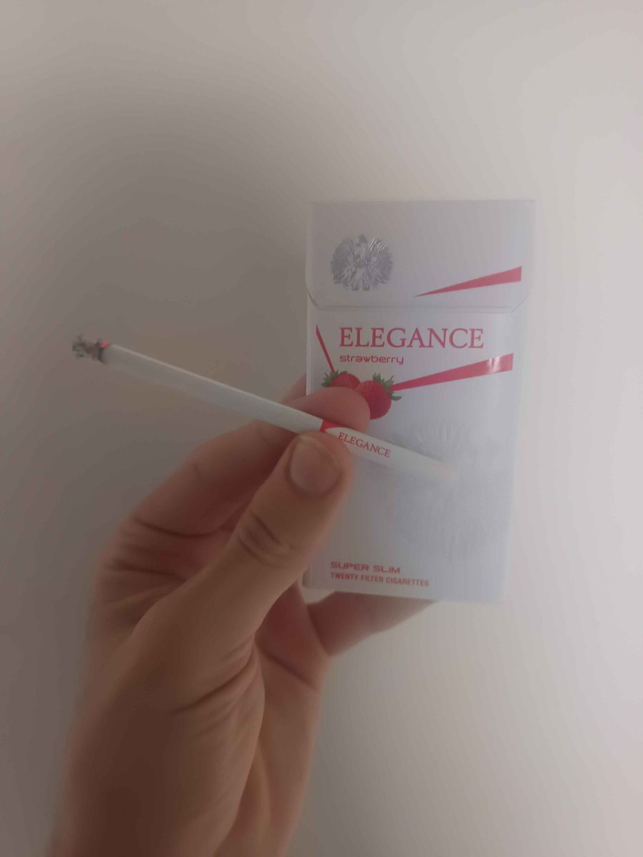 copo__de__vidro's tweet photo. REVIEW ELEGANCE DE MORANGO
o MELHOR elegance
ele é muito cheiroso, tem cheiro e gosto daquele chiclete trident de morango. o sabor é leve mas é muito bom, a fumaça é média-forte e a queima não é rápida mas nem mt demorada
n tem nem mt o que falar o bgl e bom mesmo
#cigarrotwt https://t.co/g4cVzkTCHG