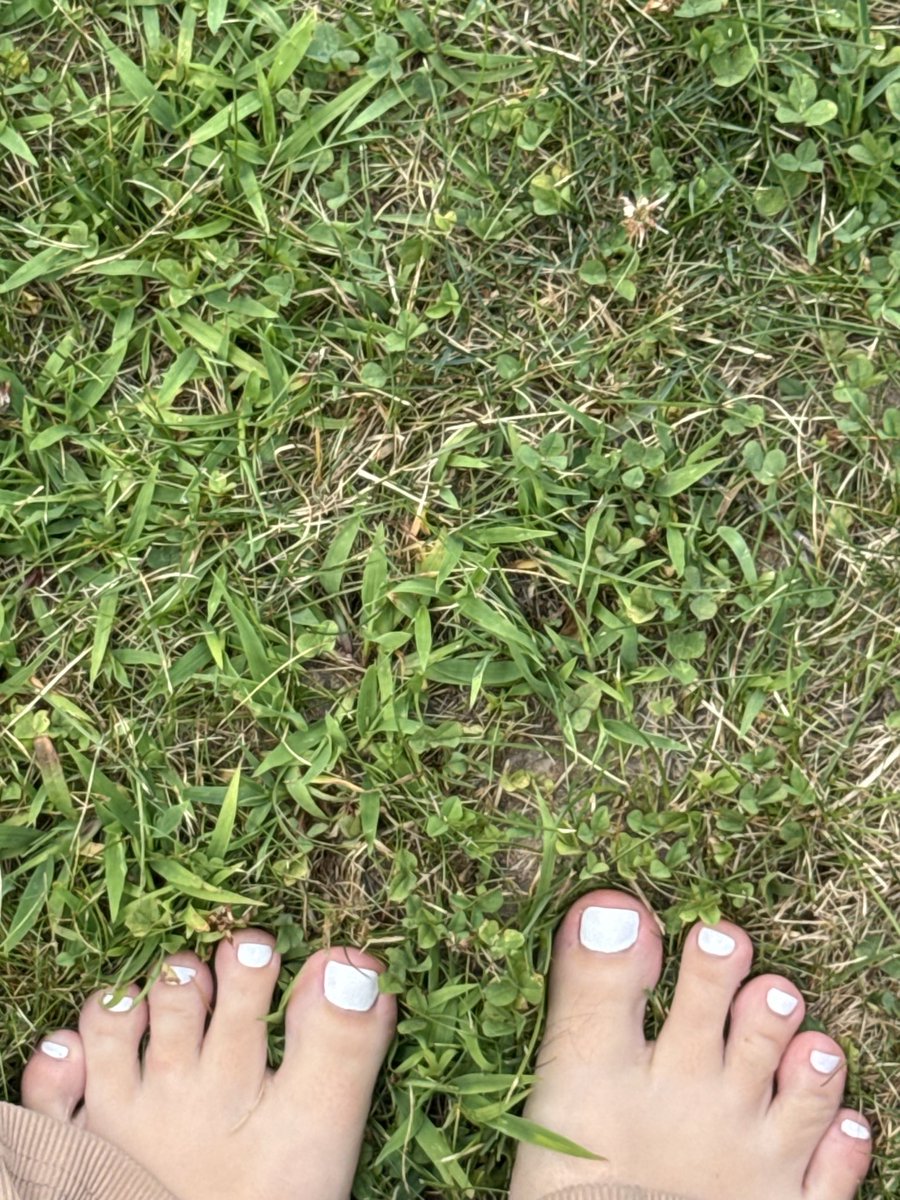 BrokeForKenn's tweet photo. @Tweety_Feet Fresh toes in the green grass 💚 https://t.co/ndNjWgM3pF