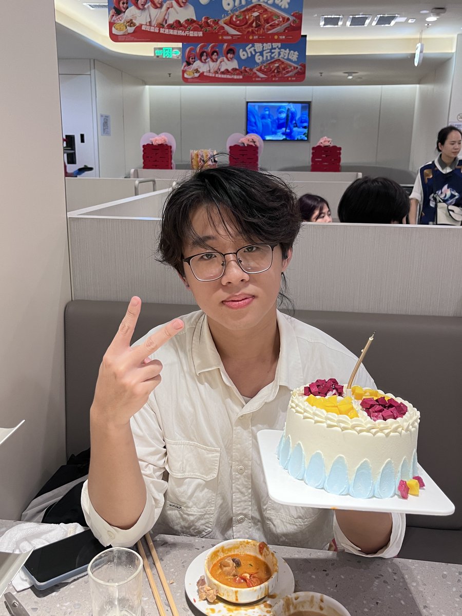 superfishice's tweet photo. 今天过生日，20岁喽 https://t.co/aXmz5HuXyR