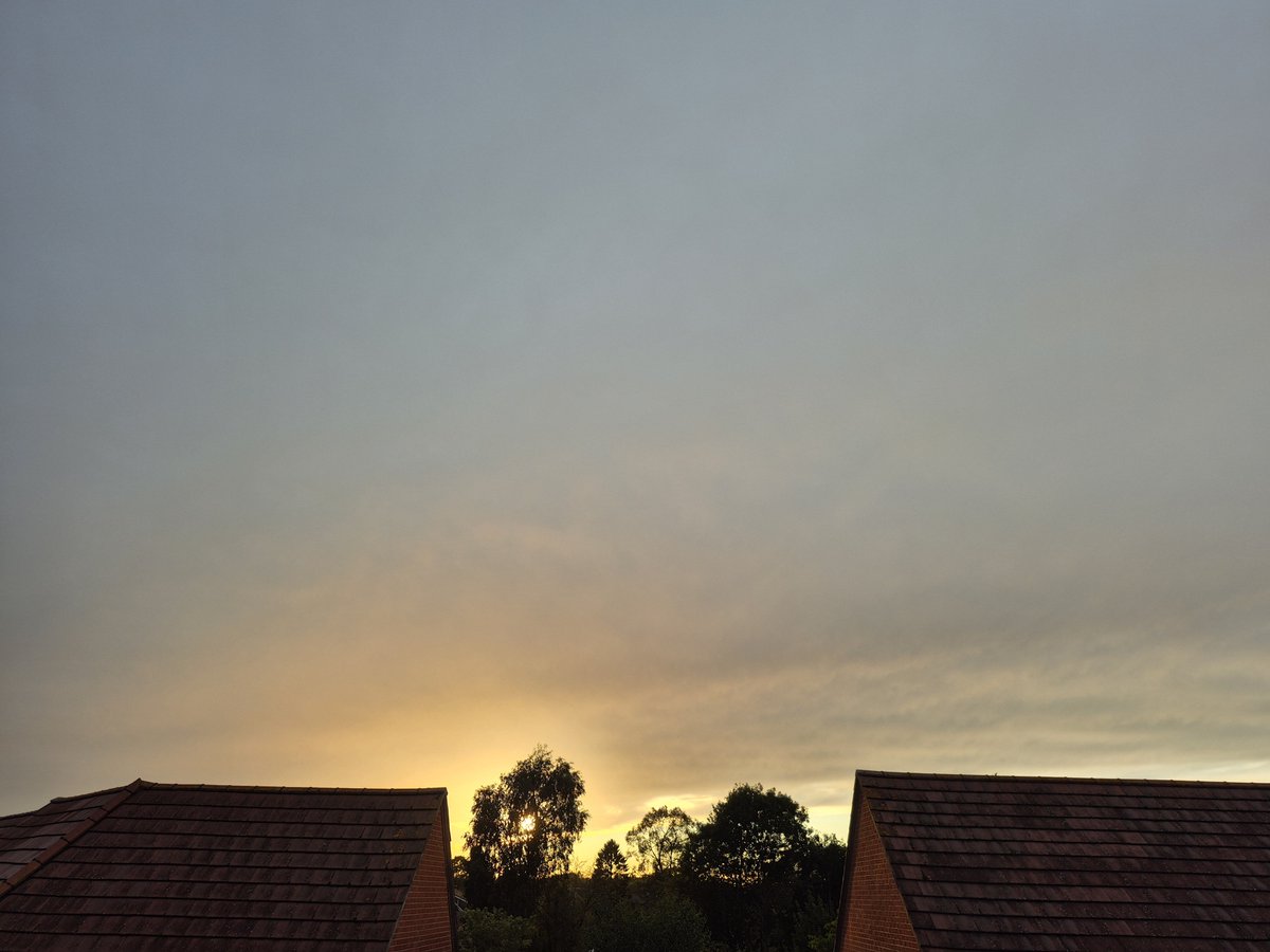 RobynPeel04's tweet photo. After a dull, grey and damp day, the sunset sneaked a peak from the cloud cover in time for the sunset.
The weekend starts tomorrow and the weather forecast looks good.
Have a wonderful evening. https://t.co/fnfhUotGef