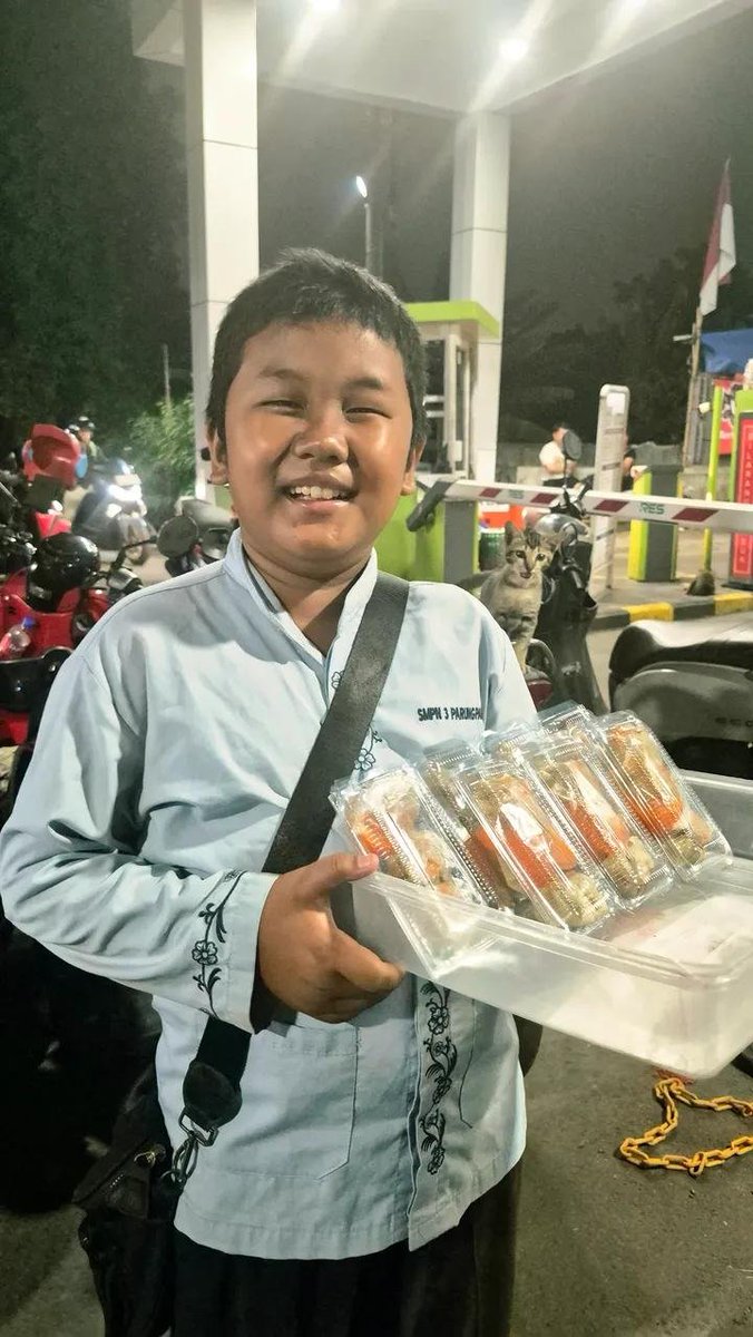 RichHealthyFun's tweet photo. Adek ini jualan dimsum 15ribuan di stasiun jurangmangu. Rumah dia di Parungpanjang. Jualan pulang sekolah dari jam 3 sampai jam 7 malam atau sehabisnya.

Monggo anker-anker Greenline yang turun Jurangmangu, larisin ya! https://t.co/yKiQeDUxWO