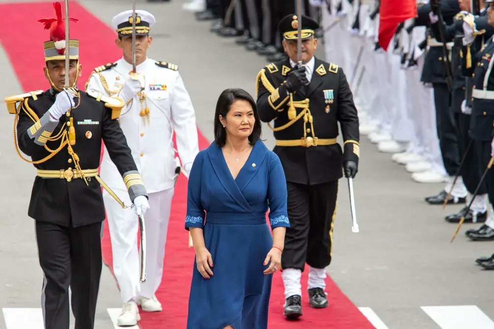 teleSURtv's tweet photo. 🚨 La presidenta de Perú y lideresa de Fuerza Popular, Keiko Fujimori,  habría financiado con unos 170.000 dólares desde Argentina campañas de desinformación en redes. Una investigación de El Foco revela que su partido contrató a dos asesores ligados al operador Fernando Cerimedo, detenido en Bolivia, para atacar a opositores. 

💬 ¿Qué opinas?

https://t.co/0clI0TYELt

#Perú #KeikoFujimori #Desinformación #4Sep #teleSUR