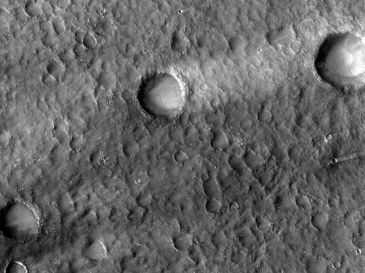 HiRISE's tweet photo. HiPOD: A Pyramidal Mound 

Our target is a pyramidal mound whose slopes expose bright-toned material in Context Camera data. To the north, there is a crater that excavated bright material from the subsurface. Are the two materials the same composition?

https://t.co/JaePuzCE0Q https://t.co/SENAIewEyq