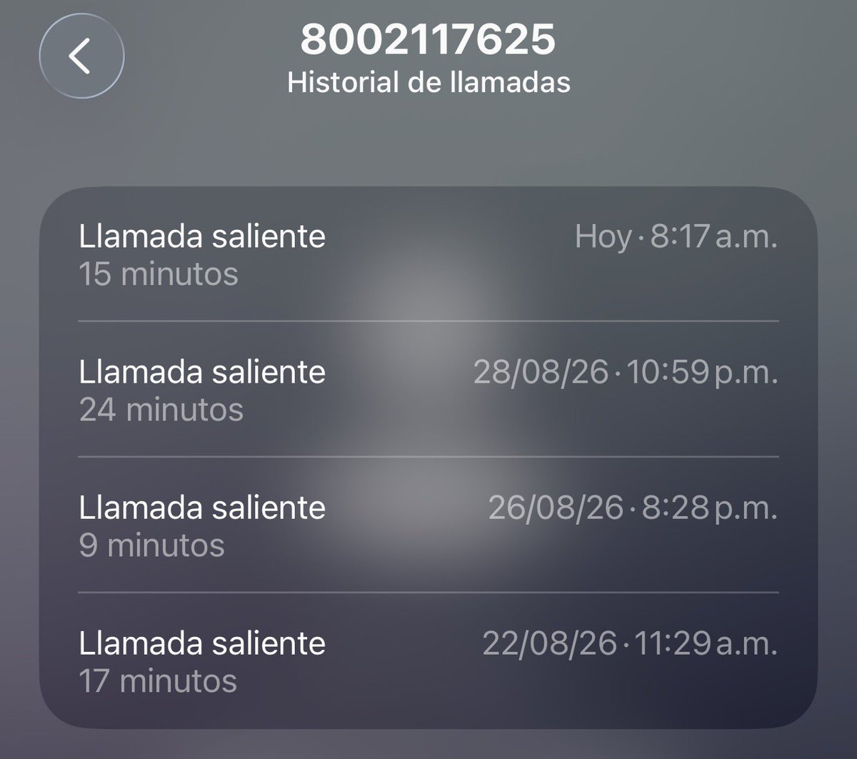 elcompaleons's tweet photo. 🚨 NECESITO SU AYUDA PARA VISIBILIZAR LO QUE ME ESTÁ PASANDO CON VIRGIN MOBILE MEXICO.

Publico esto porque después de más de 20 días sin servicio, innumerables reportes y horas intentando obtener una solución, siento que recurrir a redes sociales es prácticamente la única opción que me queda.

El 13 de agosto cometí el error de portar mi número de toda la vida a Virgin Mobile. Me indicaron que el proceso tardaría aproximadamente 2 días.

Hoy han pasado más de 20 días y sigo exactamente igual:

SIN LÍNEA. SIN SERVICIO. SIN SOLUCIÓN.

He hablado con soporte una y otra y otra vez. He levantado reportes, explicado el problema, seguido sus indicaciones y esperado los tiempos que me solicitan.

¿La respuesta?

“Su caso será escalado”.

Y después, absolutamente nada, ningun mensaje, ninguna muestra de atención, solo silencio, omisión eh indiferencia.

Vuelvo a comunicarme, vuelvo a explicar TODO desde el principio y nuevamente:

“Vamos a escalar su caso”.

¿ESCALARLO A DÓNDE? Porque después de más de 20 días nadie ha sido capaz de solucionar una portabilidad que supuestamente tardaría 48 horas.

Y aquí está la parte que más me preocupa y por la que quiero pedirles que me ayuden a compartir esto:

Un número telefónico hoy no sirve solamente para hacer llamadas, ese número forma parte de nuestra identidad digital.
Mi número está vinculado a cuentas bancarias, servicios financieros, correos electrónicos, redes sociales, verificaciones de identidad, recuperación de contraseñas y múltiples cuentas personales.

Cada día que pasa sin tener acceso a mi línea representa problemas para ingresar o recuperar servicios que utilizan SMS como método de autenticación y, naturalmente, también me genera una enorme preocupación por la seguridad de mis cuentas.

Pero lo más absurdo es que NI SIQUIERA PUEDO IRME TRANQUILAMENTE A OTRA COMPAÑÍA.

Al no tener servicio en mi propia línea, tengo dificultades para recibir el NIP necesario para realizar nuevamente la portabilidad.

Entonces estoy atrapado en una situación absurda:

Virgin Mobile no me presta el servicio que contraté, pero el problema que ellos mismos no han solucionado también me dificulta recuperar mi número y llevármelo con otra compañía.

Y mientras tanto mi número sigue en el limbo.

Después de más de 20 días ya no quiero otra promesa, otro folio ni escuchar nuevamente que “el caso fue escalado”.

YA NO QUIERO CONTINUAR CON VIRGIN MOBILE.

Quiero la cancelación del servicio, el reembolso de lo que pagué por un servicio que no recibí y, sobre todo, QUIERO RECUPERAR MI NÚMERO.

Ya estoy recurriendo a las instancias correspondientes para presentar formalmente mi queja, pero también quiero hacer pública mi experiencia porque considero que cualquier persona que esté pensando en portar un número importante a esta compañía debería saber que esto puede ocurrir.

No estoy pidiendo ningún favor.

Estoy pidiendo recuperar el control de MI número telefónico después de semanas intentando resolverlo por las vías normales.

Por eso hoy les quiero pedir un favor a ustedes:

🙏 Ayúdenme compartiendo, dando RT o etiquetando a Virgin Mobile para que mi caso sea escuchado.

No debería ser necesario hacer ruido en redes sociales para recibir atención, pero después de más de 20 días sin servicio parece que es la única alternativa que me están dejando.

Y si están pensando en cambiarse a Virgin Mobile, yo lo pensaría dos veces antes de confiarles la portabilidad de un número que sea importante para ustedes.

@VirginMobileMx: ya fueron más de 20 días.

No quiero otro “estamos escalando su caso”.

QUIERO UNA SOLUCIÓN Y QUIERO RECUPERAR MI NÚMERO.

Por favor, ayúdenme a hacer visible este caso. 🙏