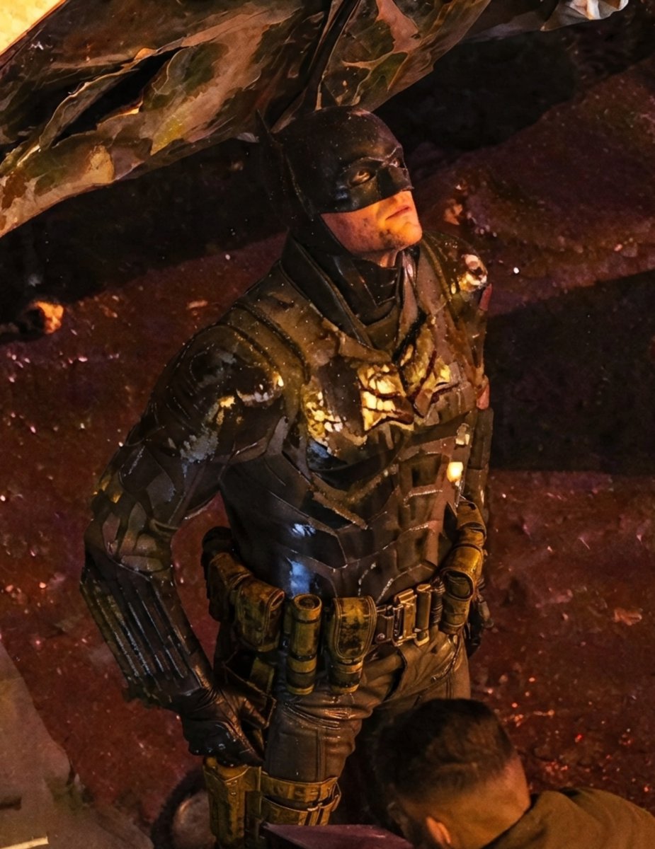 BoinkBuzz's tweet photo. More BTS Photos of Robert Pattinson 𝘼𝙪𝙧𝙖 𝙁𝙖𝙧𝙢𝙞𝙣𝙜 in a new Upgraded Batman Suit with a Yellow Tactical Belt for "THE BATMAN: PART 2" https://t.co/eVlHHMsirA