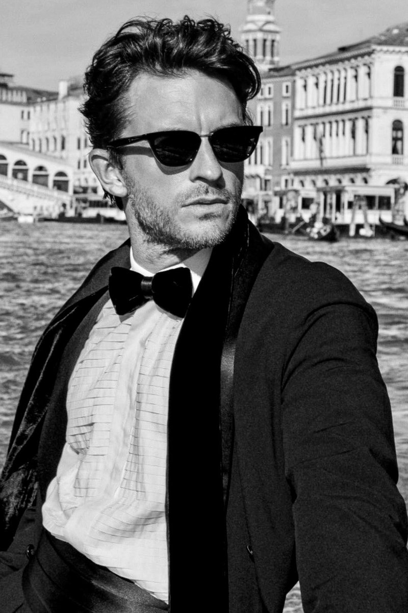 _filmcrave's tweet photo. Jonathan Bailey stuns in Venice. 📷 https://t.co/GcZYlr8QXJ