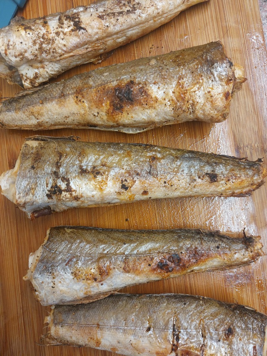joblijob16's tweet photo. Friday is great for #fish .
On a budget, you can get some hake #fish tails at any eastern European shop around.
I made mine on the grill(not BBQ) with #pumpkinleaves and #aubergines .
#Hakefish is very meaty and easy to debone as well and less fishy too.๐๐๐๐๐๐๐ฅฐ๐ฅฐ๐ฅฐ๐ฅฐ https://t.co/z9mi9dyIXp