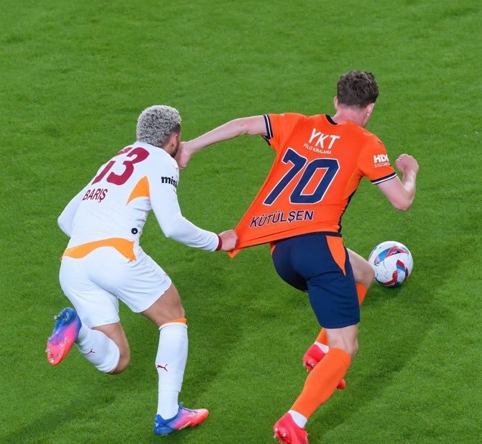 YilmazDirim's tweet photo. İLK 4 HAFTADA GALATASARAY MAÇLARI VE DÜZEN!

✅ 1. Hafta: Çorum’un penaltısı verilmedi. Torreira’nın kırmızı kartı es geçildi.
✅ 2. Hafta: Torreira golden önce faul yaptı, yine verilmedi.
✅ 3. Hafta: Osimhen’in faulüne rağmen penaltı verildi. Davinson Sanchez’in eline çarpan topa ise penaltı verilmedi. İKİ POZİSYON DA VAR’DA İZLENDİ!
✅ 4. Hafta: Emin Bayram, Osimhen’e asist yaptı.

- Fanatik Galatasaraylı Umut Bozok, oyuna girdikten sadece 5 dakika sonra kırmızı kart gördü.

- Kadir Sağlam ise kendini yere atan Yunus Akgün’ün olmayan faulünü, ceza sahasının hemen önünde verdi.

Daha 4. haftada yaşananlara bakın!

10. hafta, 15. hafta, 27. hafta… Sezon sonuna kadar aynı senaryoyu izlemeye devam edeceğiz.

“Bazen hakemi de yeneceksin” derler ya…

Galatasaray’da tam tersi: Hakemle yeneceksin, hakemle kazanmaya devam edeceksin!

#İBFKvGS