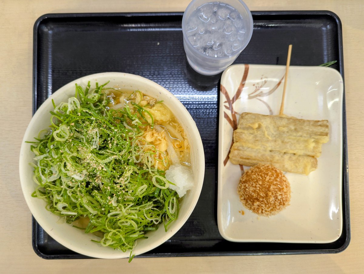 JancomTaka66's tweet photo. ⁡今日のランチ⁡もうどん！⁡⁡
⁡まだまだ暑いので冷かけをオーダー
⁡なす天チョット飽きてきたのでごぼう天にチェンジ⁡⁡⁡
⁡ネギ盛り盛りはマストです😁⁡
⁡ごちそうさまでした😋
 #たも屋  #松山北斎院店⁡  #冷かけ中  #ごぼう天  #コロッケ⁡ https://t.co/kKt6fYwdD3