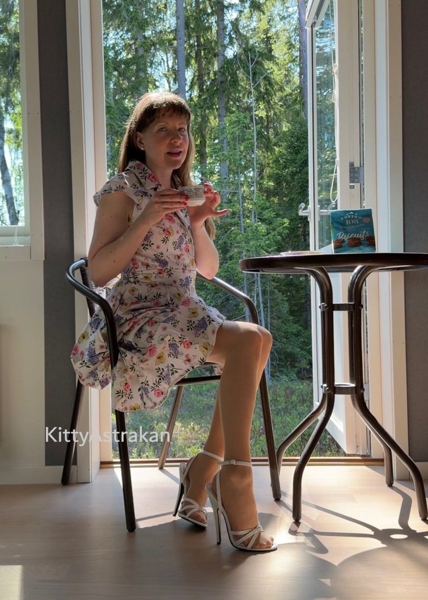 emmavintageswe's tweet photo. Join me for a cup of coffee. Dress from Hearts &amp; Roses London, hosiery from Falke. https://t.co/7RvuhLnawf