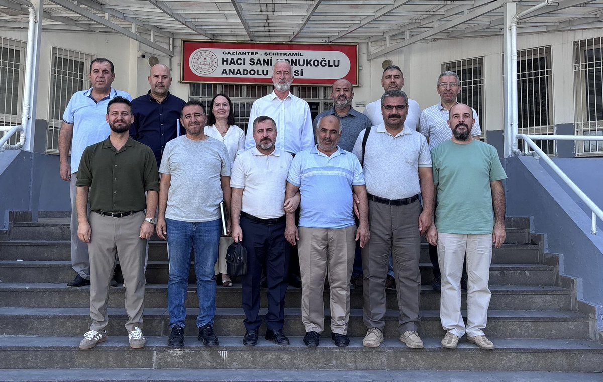 MehmetDemirEBS's tweet photo. Güçlü birliktelik, güçlü teşkilat! 

@aornek1 , @NurullahTekatas @nejdet_27 başkanlarımız ile beraber Nizip İlçe Teşkilatımızı ziyaret ederek kıymetli kardeşlerimiz ve ağabeylerimiz ile bir araya geldik…

Samimiyet ve gayretleriyle bizleri ağırlayan İlçe Başkanımız Sayın Mustafa Taşkesen’e ve yönetimine yürekten teşekkür eder, çalışmalarında kolaylıklar dileriz…

Rabbim çalışmalarını çalışmalarımızı bereketli kılsın inşallah…🤲@alkan1200 @ErtasDincer @tunc_bestami @cihantaburoglu @celikrical @SadkBikin299685 @cumaalikiraz @kurttmahmutt @fahriarslan2763 @Ahmt_ozTURKK @sabriadlim
