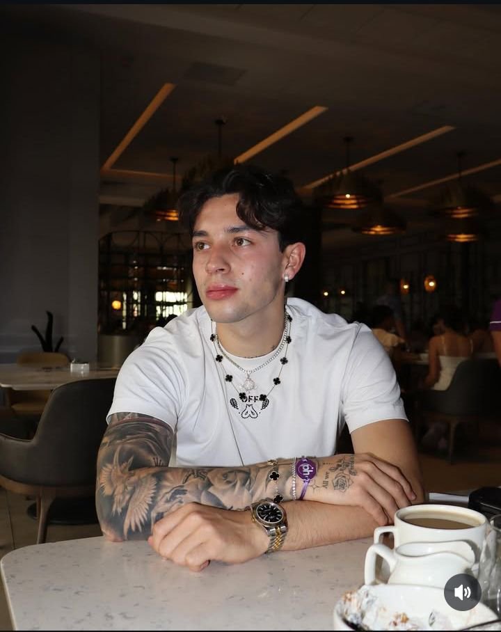 haight_ey3s's tweet photo. #jordian | Solo mío.

🍓 Y 🚗 estudian en la misma uni, son exnovios ya que en su relación 🚗 era muy toxico, pero a 🍓 le encantaba como su novio lo consentia y mimaba.

Después de terminar se enteró que su ex 🚗 era na(r)co y el no iba a aceptabar que ya habían terminado. https://t.co/B03Sal8XZB