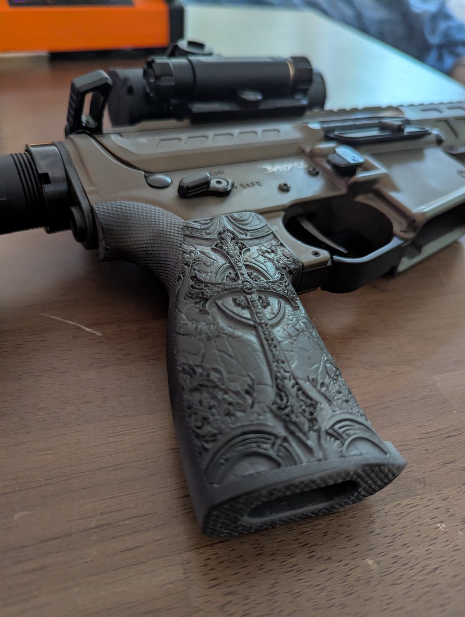 WKreidell's tweet photo. I'm absolutely in love with this lambda grip, I thought it would be another one of those 3d printed cash grabs but it's fantastic, especially for the price. https://t.co/K11AMaUNd3 https://t.co/XuZa0I9F8g
